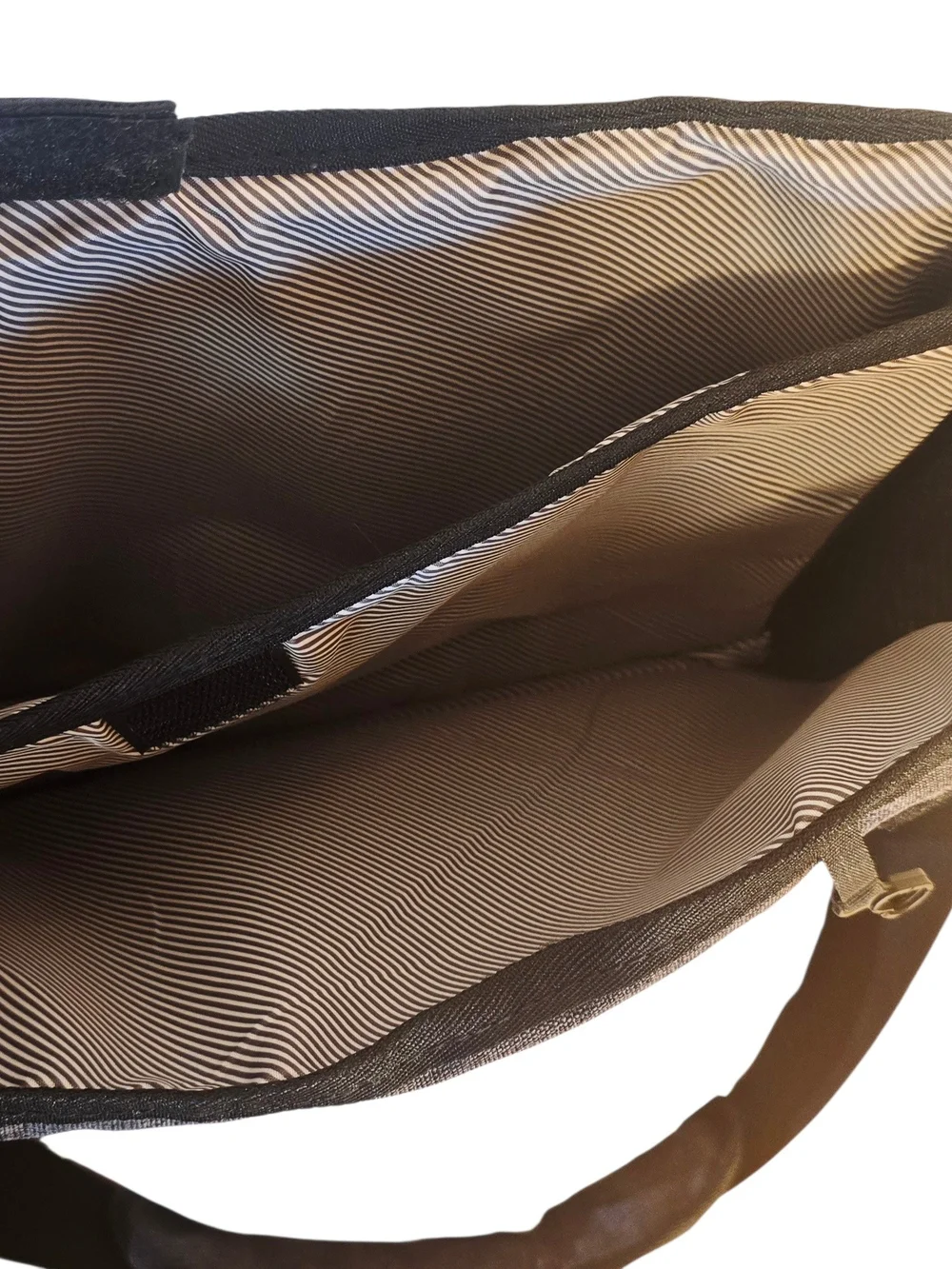 SwissGear Men's Messenger Bag in Charcoal Gray